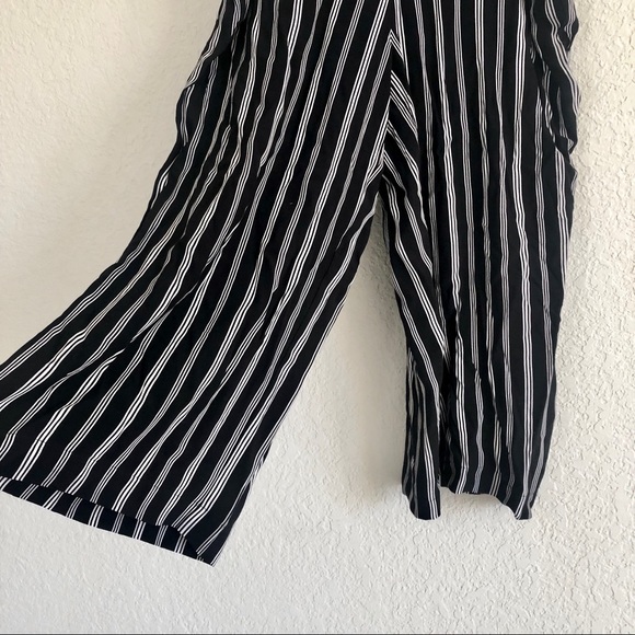 NWOT LOFT Plus Wide Leg B&W Pinstripe Trousers 🖤 - Picture 8 of 12